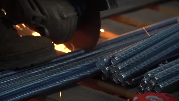Styckning av metallrör med gniststänk. — Stockvideo