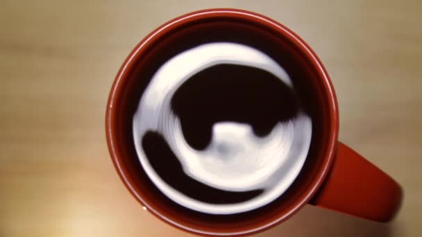 Draufsicht rotierender Tee in einer Tasse — Stockvideo