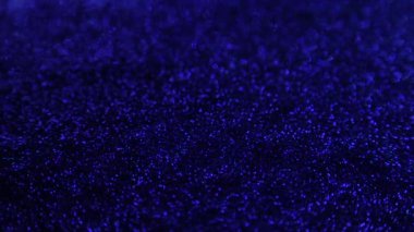 Pırıl pırıl parlıyor. Parlak mavi.