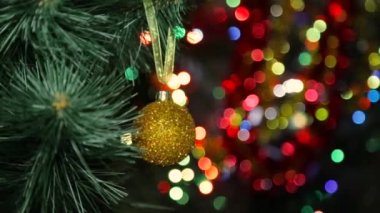 Noel ağacında Noel oyuncağı Bulanık bir çelenge karşı