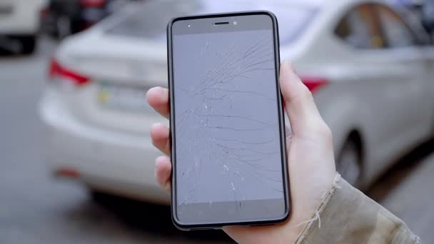 손안에 있는 스마트폰 상의 고장난 화면 — 비디오