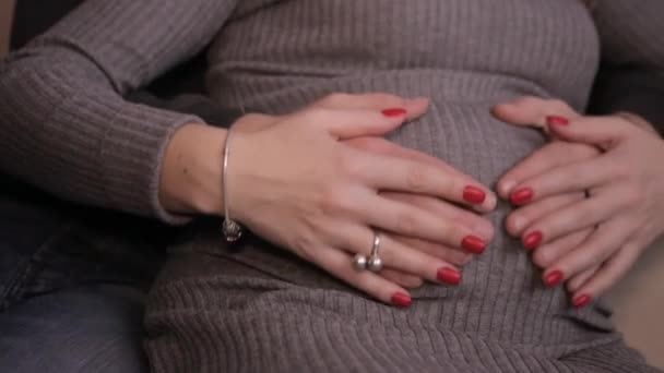 Les mains caressent le ventre d'une fille enceinte — Video