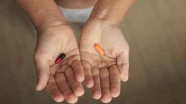 Çocukların elindeki ilaç.