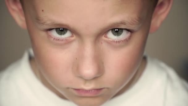 Εξετάζει το αγόρι κάμερα με μεγάλα μάτια — Αρχείο Βίντεο
