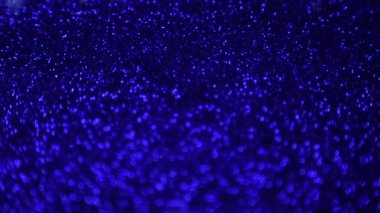 Pırıl pırıl parlıyor. Parlak mavi.