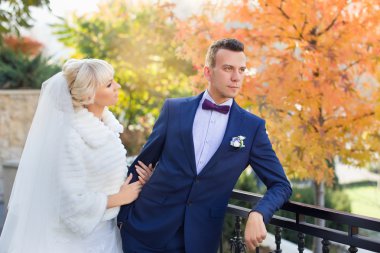 Gelin ve damat bir yürüyüşe kırsal bir yolda kucaklamak