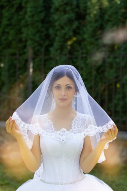 Güzel gözleri bir düğünde gelinle ormanda bir yürüyüş