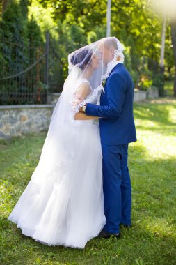 Damat gelini yanağından öper.