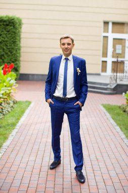 Şehir dışında bir yolda bir parkta yeni evliler