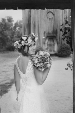 Bir çelenk içinde belgili tanımlık fotoğraf poz başında gelinle