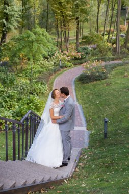 Gelin ve damat, düğün günü açık havada yürüyüş Doğa bahar. Gelin Çift,
