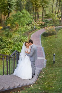 Gelin ve damat, düğün günü açık havada yürüyüş Doğa bahar. Gelin Çift,