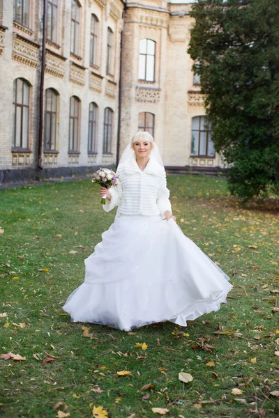 Noiva loira em vestido branco — Fotografia de Stock