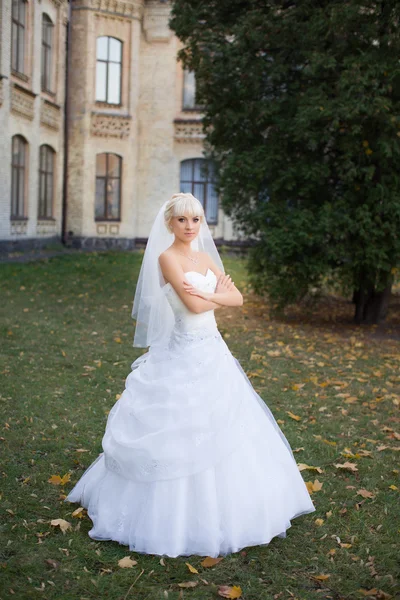 Blonde pengantin dalam gaun putih — Stok Foto