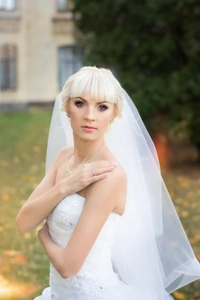 Blonde pengantin dalam gaun putih — Stok Foto