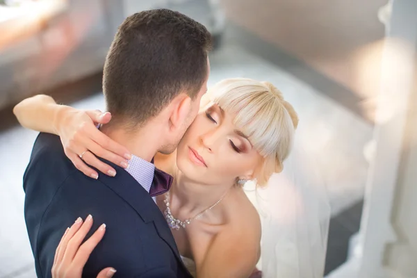 Gelin ve damat bir yürüyüşe kırsal bir yolda kucaklamak