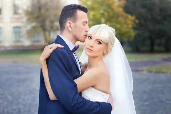 Braut und Bräutigam umarmen sich bei einem Spaziergang in der Natur — Stockfoto