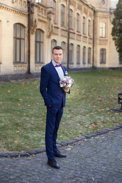 bir mavi elbise ve papyon içinde belgili tanımlık fotoğraf poz damat