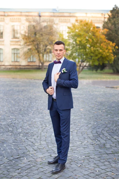 bir mavi elbise ve papyon içinde belgili tanımlık fotoğraf poz damat