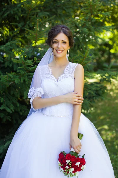 Nevěsta s krásnýma očima na svatbě procházka v lese — Stock fotografie