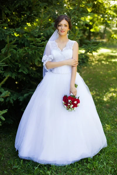 Mariée avec de beaux yeux à un mariage une promenade dans les bois — Photo