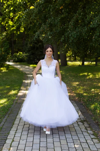 Braut mit schönen Augen bei einer Hochzeit ein Spaziergang im Wald — Stockfoto