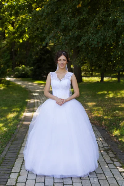 Nevěsta s krásnýma očima na svatbě procházka v lese — Stock fotografie