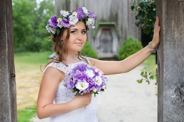 Bir çelenk içinde belgili tanımlık fotoğraf poz başında gelinle