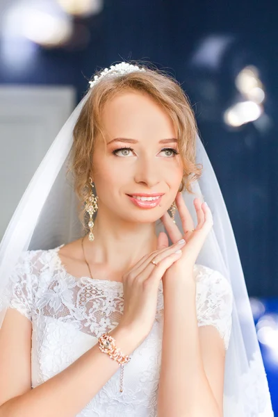 Braut im Brautkleid im blauen Zimmer — Stockfoto