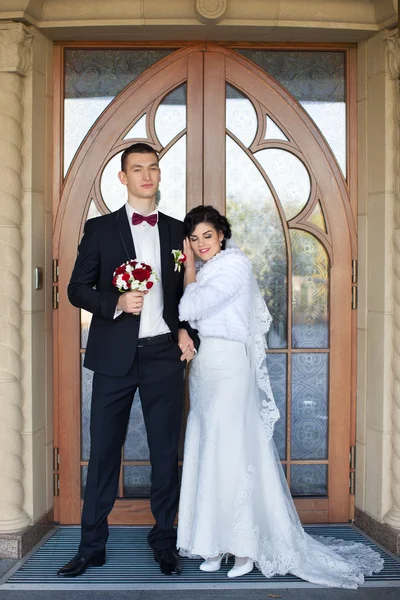 Copule de boda. Hermosos novios. Sólo alegre. De cerca. . —  Fotos de Stock