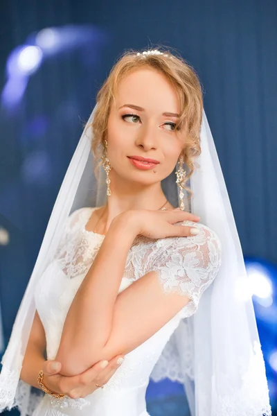 Braut im Brautkleid im blauen Zimmer — Stockfoto