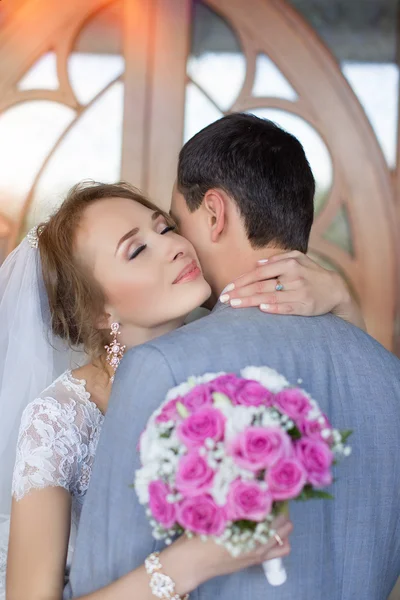 Novia y novio en la boda Día caminando al aire libre en la naturaleza de primavera. Pareja nupcial , — Foto de Stock