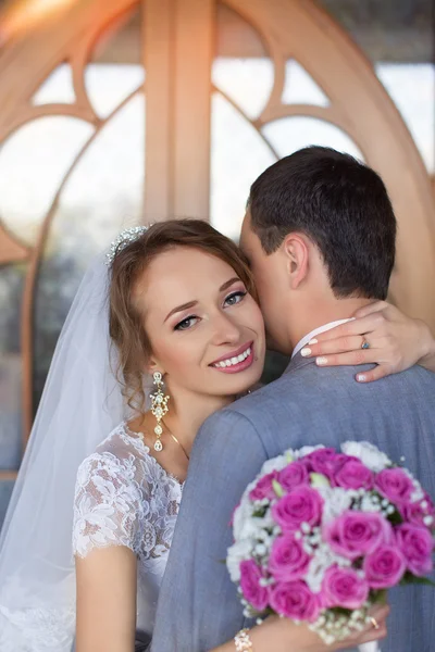 Braut und Bräutigam am Hochzeitstag beim Spaziergang in der Natur des Frühlings. Brautpaar, — Stockfoto