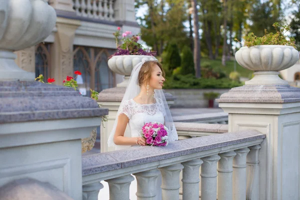 Giovane bella sposa il giorno del suo matrimonio — Foto Stock