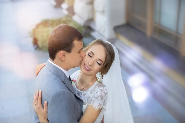 Braut und Bräutigam am Hochzeitstag beim Spaziergang in der Natur des Frühlings. Brautpaar, — Stockfoto