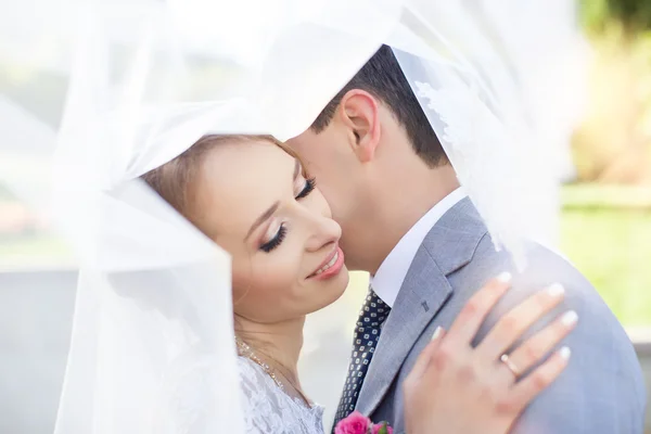 Noiva e noivo no dia do casamento andando ao ar livre na natureza de primavera. Casal nupcial , — Fotografia de Stock