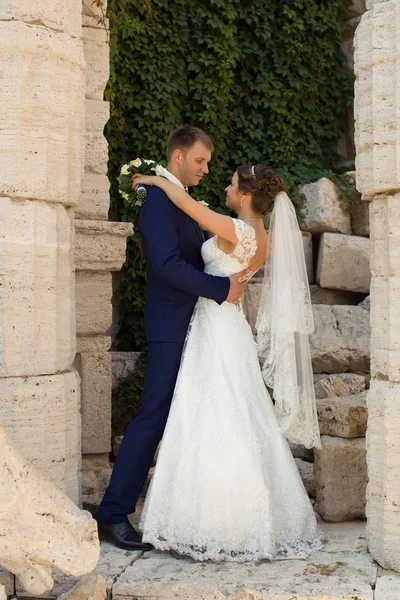 Glückliche Braut und Bräutigam zur Hochzeit — Stockfoto