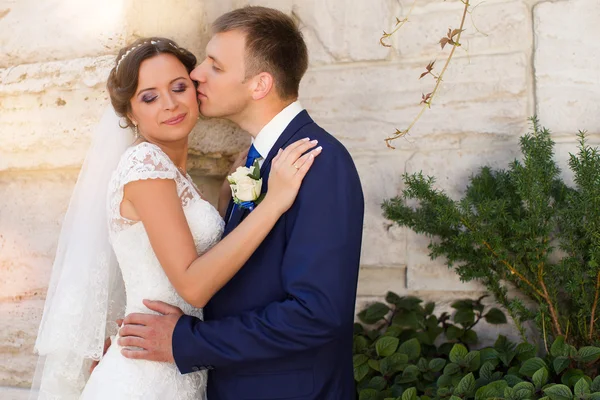 Glückliche Braut und Bräutigam zur Hochzeit — Stockfoto