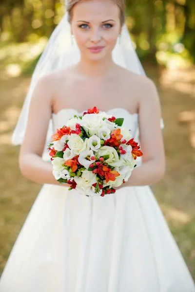 Ritratto di una bella bionda — Foto Stock