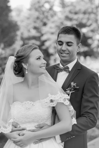 Um casal engraçado na sessão electrónica. Preparação para a potografia de casamento . — Fotografia de Stock