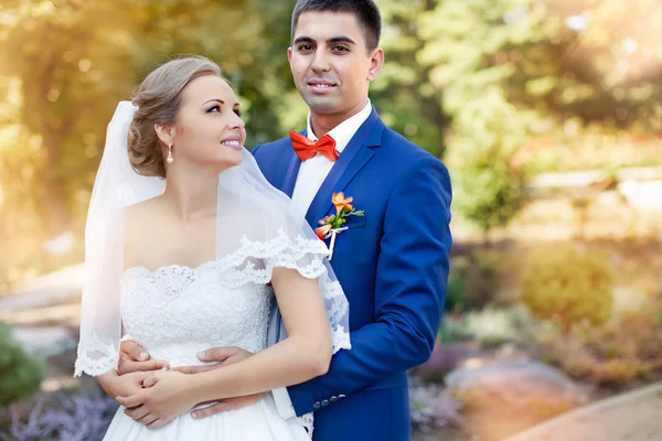 Huwelijk. Jonggehuwden buitenshuis. Poseren bruid en bruidegom. Zonnige dag. — Stockfoto