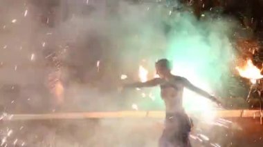 Gece zaman ateş ile dinamik göstermek