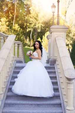 Düğün gününde beyaz elbiseli esmer gelin