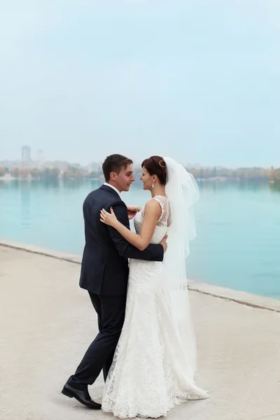 Suave abrazo novia y novio — Foto de Stock