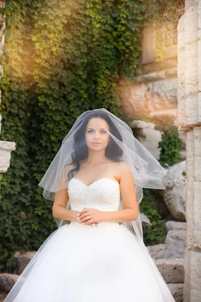 Bruneta nevěsta v bílých šatech na svatební den — Stock fotografie