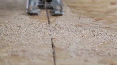 ahşap bir parça kesme elektrikli testere kapatmak