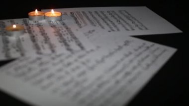 Fotokopileri masaya vardır