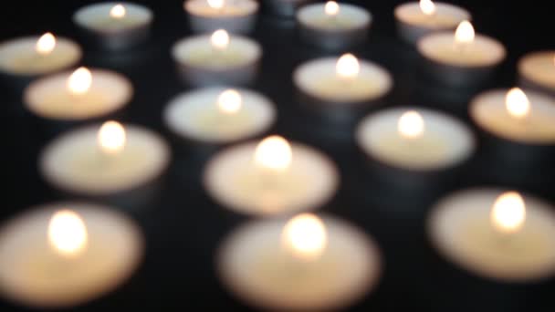 Kleine Kerzen brennen auf dem Tisch — Stockvideo