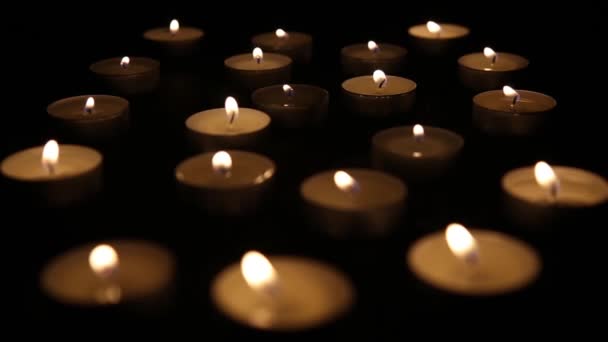 Piccole candele che bruciano sul tavolo — Video Stock