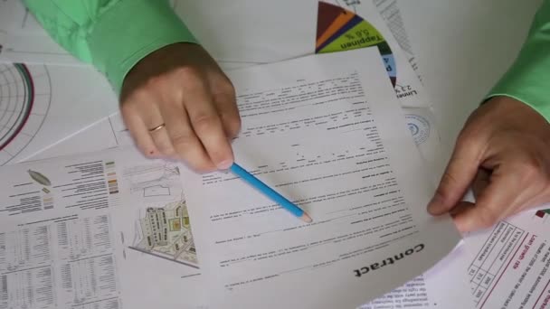 Travailleur de bureau signer des documents — Video